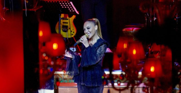 Ziynet Sali’den Muazzez Abacı’ya Duygulandıran Saygı Ziynet Sali’den Muazzez Abacı’ya Duygulandıran Saygı