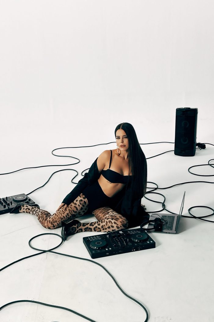 Simge’den Yılın Albümü: “Anlatasım Var”