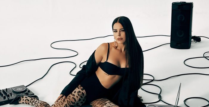 Simge’den Yılın Albümü: “Anlatasım Var” Simge’den Yılın Albümü: “Anlatasım Var”