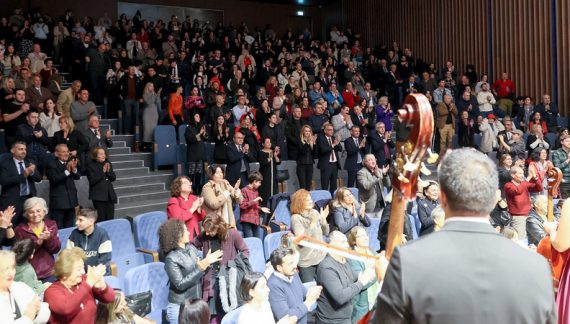 CHP Lideri Özgür Özel KKTC Cumhurbaşkanlığı Senfoni Orkestrası’nın Yeni Yıl Konserini İzledi