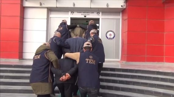 Malatya’da terör örgütü DEAŞ operasyonunda 3 zanlı tutuklandı Malatya’da terör örgütü DEAŞ operasyonunda 3 zanlı tutuklandı