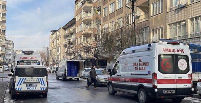 Bağcılar’da karbonmonoksitten zehirlendiği değerlendirilen 3 kişi yaşamını yitirdi Bağcılar’da karbonmonoksitten zehirlendiği değerlendirilen 3 kişi yaşamını yitirdi