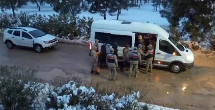 Jandarmanın 26 ildeki göçmen kaçakçılığı operasyonları kapsamında 59 şüpheli tutuklandı Jandarmanın 26 ildeki göçmen kaçakçılığı operasyonları kapsamında 59 şüpheli tutuklandı