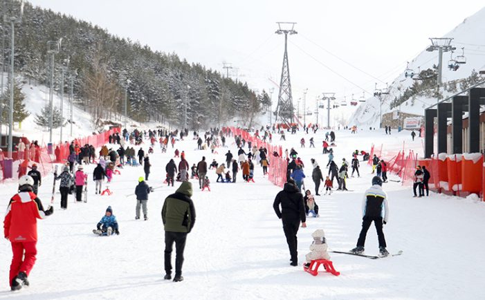 Kayak merkezlerinde yeni yılın ilk gününde yoğunluk yaşandı