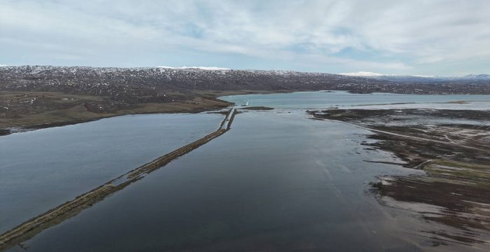 Eriyen kar suları nedeniyle Tödürge Gölü taştı..