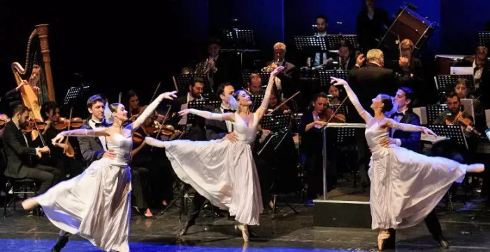 Viyana Valsleri ve Türk Valsleri izleyenleri büyüledi Viyana Valsleri ve Türk Valsleri izleyenleri büyüledi