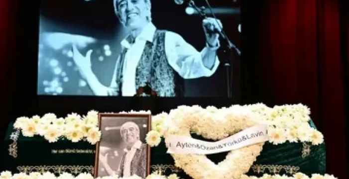 Edip Akbayram mezarı başında anıldı.. Edip Akbayram mezarı başında anıldı..