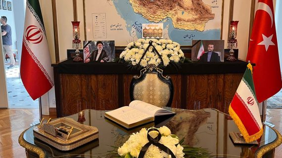 İran’ın Ankara Büyükelçiliği’nde Hamaney için taziye defteri..