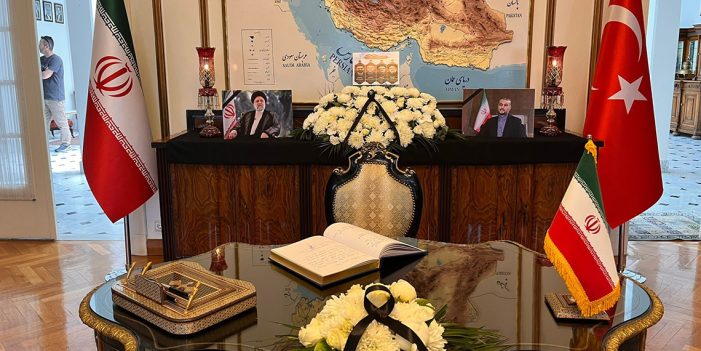İran’ın Ankara Büyükelçiliği’nde Hamaney için taziye defteri..