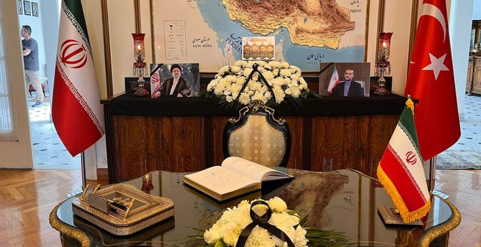 İran’ın Ankara Büyükelçiliği’nde Hamaney için taziye defteri..