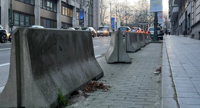Brüksel’de “geçici” beton bloklar siyasi meseleye dönüştü
