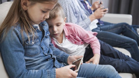 Dijital Nesil Yol Ayrımında: Avrupa Çocuklara Sosyal Medya Yasağını Tartışıyor