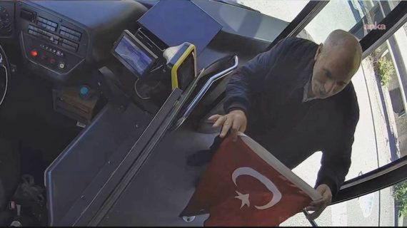 İETT Şoförü Yerden Aldığı Şanlı Bayrağı Baş Köşeye Astı