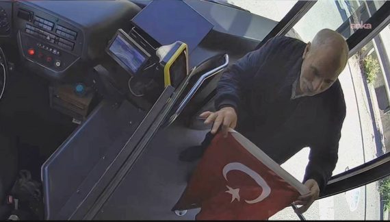 İETT Şoförü Yerden Aldığı Şanlı Bayrağı Baş Köşeye Astı