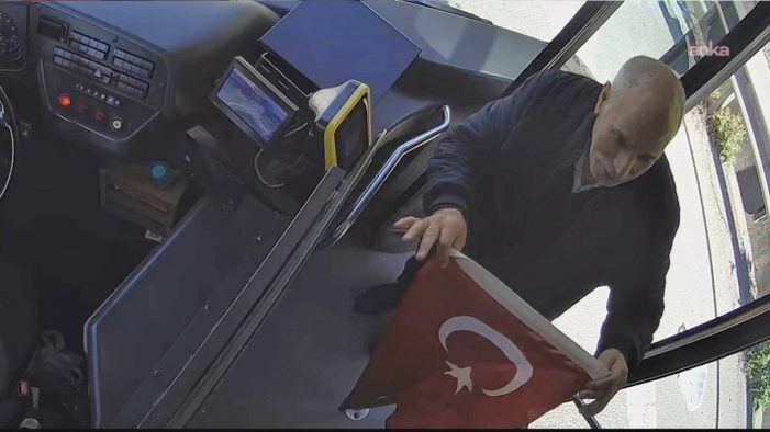 İETT Şoförü Yerden Aldığı Şanlı Bayrağı Baş Köşeye Astı