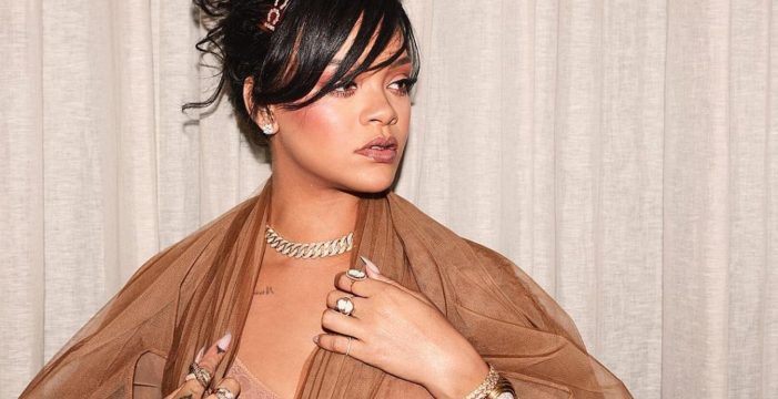 ‘Rihanna’ sessizliğini rekorla bozdu