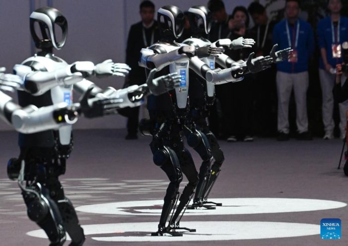 İnsansı Robotların Dayanıklılık Sınavı: Pekin’de Maraton Başlıyor!