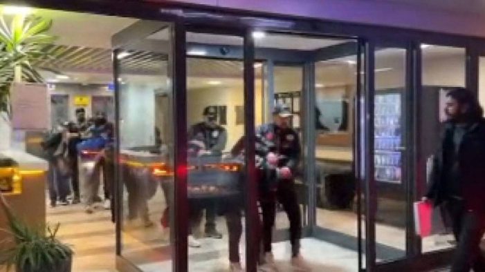 Beşiktaş’ta 14 araç kundaklandı..