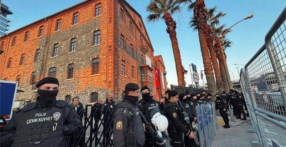 İzmir’de Meslek Fabrikası için süren direnişte Cemil Tugay’ın fabrikaya girişine engel!.