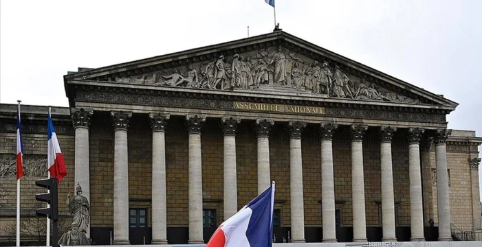 Fransa sömürgecilik dönemi tarihi eserlerini iade edecek..