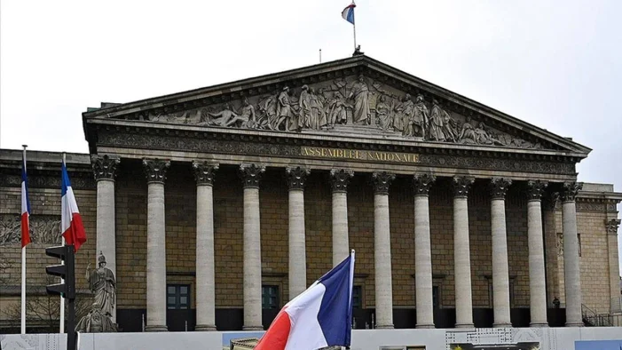 Fransa sömürgecilik dönemi tarihi eserlerini iade edecek..