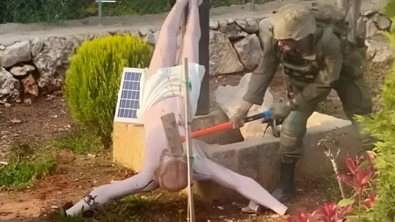 İsrail askerinin İsa heykelini kırdığı görüntüler öfke yarattı..