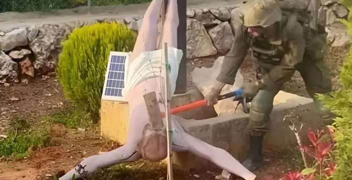 İsrail askerinin İsa heykelini kırdığı görüntüler öfke yarattı..