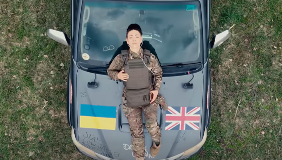 Dünyaca ünlü yıldız Dua Lipa’dan savaş bölgesine yardım!..