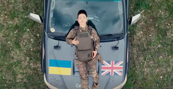 Dünyaca ünlü yıldız Dua Lipa’dan savaş bölgesine yardım!..