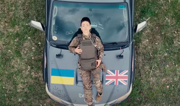 Dünyaca ünlü yıldız Dua Lipa’dan savaş bölgesine yardım!..