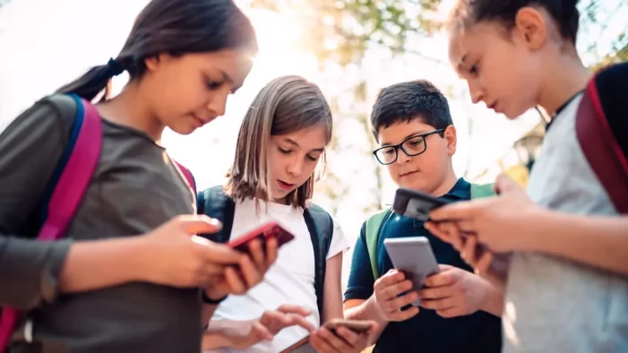 Norveç’te 16 yaş altına sosyal medya düzenlemesi gündemde!..