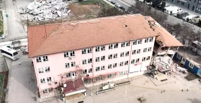 Depremde etkilenen okulların onarımı için Kredi var, kullanım yok.. Depremde etkilenen okulların onarımı için Kredi var, kullanım yok..