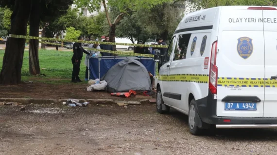 Antalya’da parkta çadırında ölü bulundu..