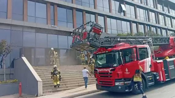 Pendik’te iş merkezinde yangın..