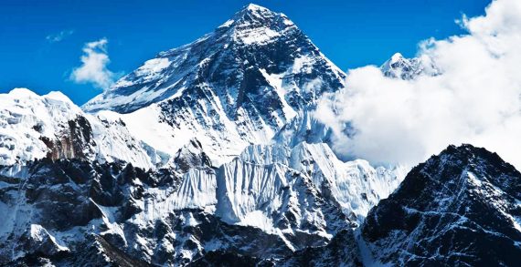 Everest’te zirve dönüşü facia: 2 dağcı hayatını kaybetti..
