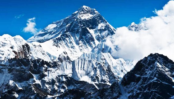 Everest’te zirve dönüşü facia: 2 dağcı hayatını kaybetti..