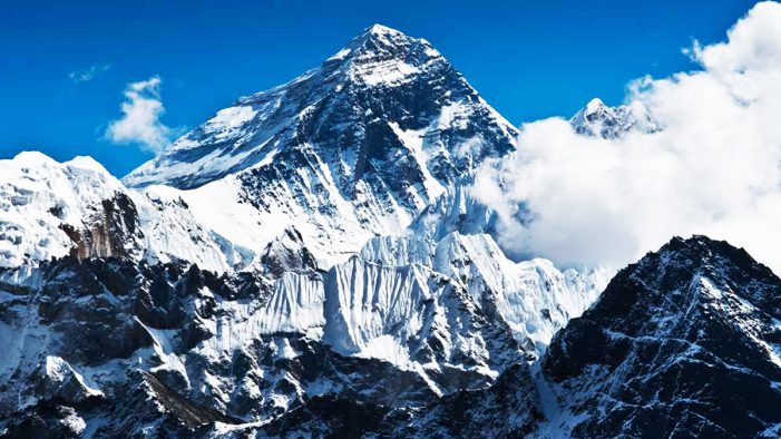 Everest’te zirve dönüşü facia: 2 dağcı hayatını kaybetti..