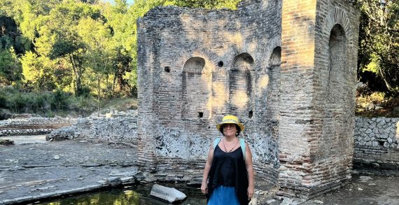 Beste Serim Erbak: Bir Denizdi Nehir! Saranda – Shqipëria