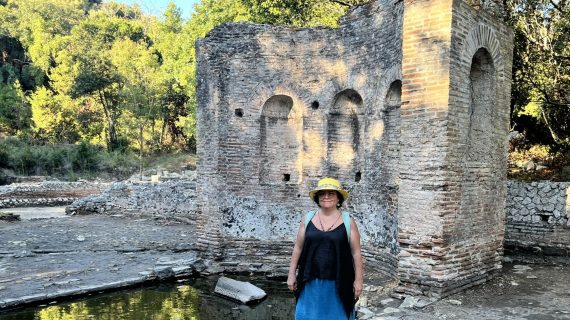 Beste Serim Erbak: Bir Denizdi Nehir! Saranda – Shqipëria Beste Serim Erbak: Bir Denizdi Nehir! Saranda – Shqipëria