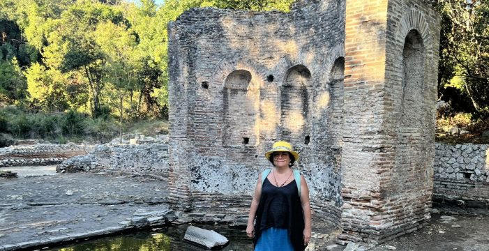 Beste Serim Erbak: Bir Denizdi Nehir! Saranda – Shqipëria