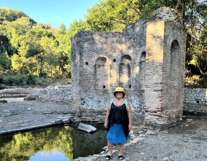 Beste Serim Erbak: Bir Denizdi Nehir! Saranda – Shqipëria