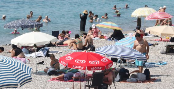 Antalya’da Rekor Sıcaklık: Sahiller Doldu Taştı!