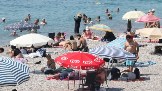 Antalya’da Rekor Sıcaklık: Sahiller Doldu Taştı! Antalya’da Rekor Sıcaklık: Sahiller Doldu Taştı!