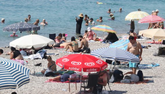 Antalya’da Rekor Sıcaklık: Sahiller Doldu Taştı!