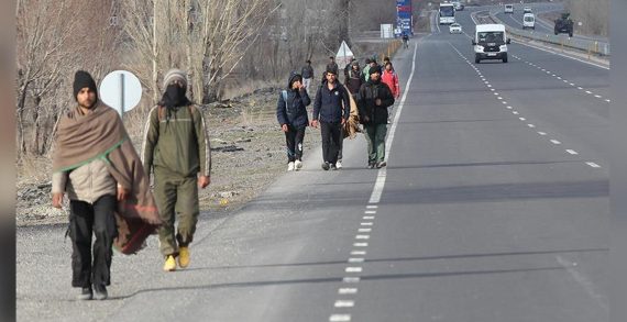 AB, Taliban ile Afganların ülkelerine geri dönüşünü görüştü.. AB, Taliban ile Afganların ülkelerine geri dönüşünü görüştü..