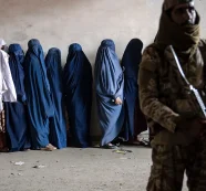 Taliban kadınların direnişine silahla yanıt verdi..