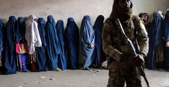 Taliban kadınların direnişine silahla yanıt verdi..