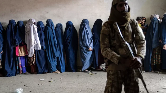 Taliban kadınların direnişine silahla yanıt verdi..