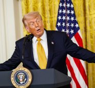Trump 80. yaşını Beyaz Saray çimlerinde UFC kafes dövüşü ile kutladı Trump 80. yaşını Beyaz Saray çimlerinde UFC kafes dövüşü ile kutladı