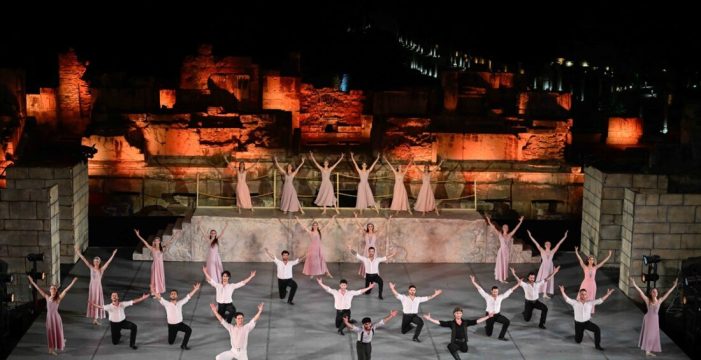 Efes Antik Tiyatro’da ‘Zorba’ sahnelendi..